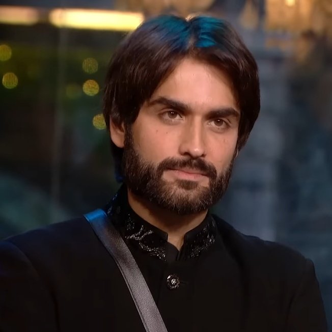 Ayaantbh's tweet photo. #VivianDsena is ladla,has been the funniest shit I've ever heard. Makers cutting his footage,not giving him any priority in task, whole day they do Karan ye Karan wo! They show Karan&amp; Chum playing but don't show what povs Vivian has put across.
@BiggBoss @ColorsTV @VivianDsena01 https://t.co/g1y45e4SrO