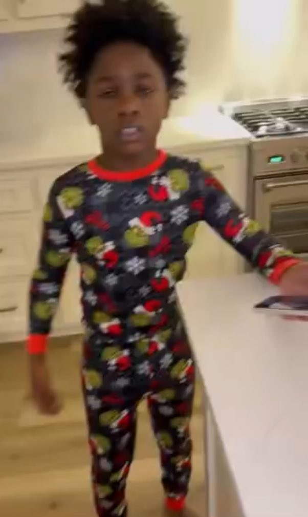 wecanseeit's tweet image. Bro dressed up innocent for the video. Lil nigga had a glock with a switch on it last week.😭😭😭😭