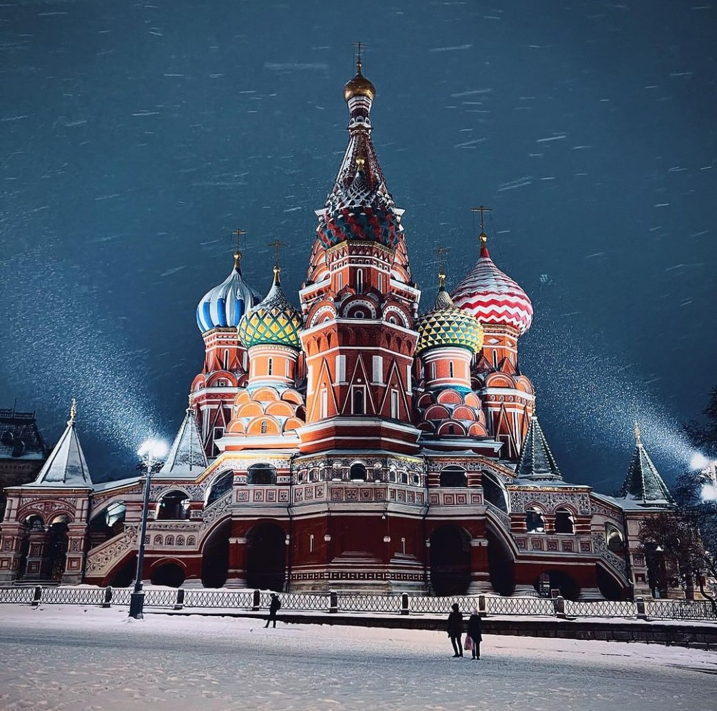 Dr_C_Becker's tweet photo. Zur Nacht✨noch ein fast schon etwas kitschig-schöner Blick auf die Basilius-Kathedrale auf dem #RotenPlatz im Schneetreiben 😍
🇷🇺 #Russland #Россия #Moskau #Москва #НовыйГод #Winter #Kreml #FromRussiaWithLove #welcometorussia #BeautifulRussia❤️
📷 https://t.co/opHZwHSLkg https://t.co/3mHg2LfvOv