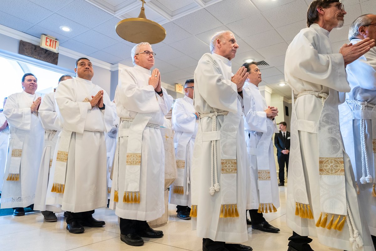 NTCatholic's tweet photo. On the Feast of Saint Stephen, a deacon and martyr, "the Church snaps us away from the sweet image of the Infant in the Manger with Mary and Joseph, and the angels and shepherds, to the jarringly violent murder of Stephen."
homily from @BpOlsonFW
https://t.co/sZAT3hm3n7 https://t.co/o4NCIKfjZU