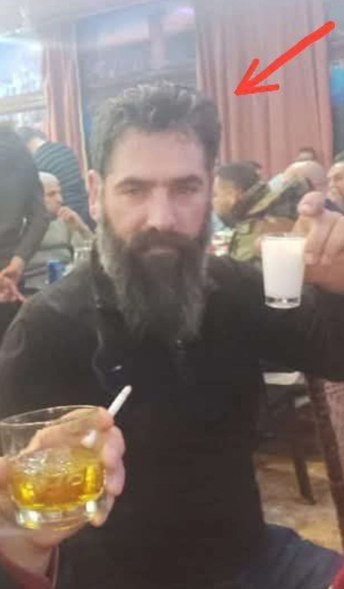 CahitTuz's tweet photo. 1. Resimde 2015'te Suriye'nin Hule bölgesinde başları bıçakla kesilen masum çocukların topluca defnedildiği mezarlık. 2. Resimdeki ise ise bu vahşeti yapan barbar Şebbihacı Şuca Ali. Bugün ininde yakalandı.Ama bizdeki malum tayfa ile PKK ve İrancılar Alevi soykırımı diye havlıyor https://t.co/A3bKc9RuF2