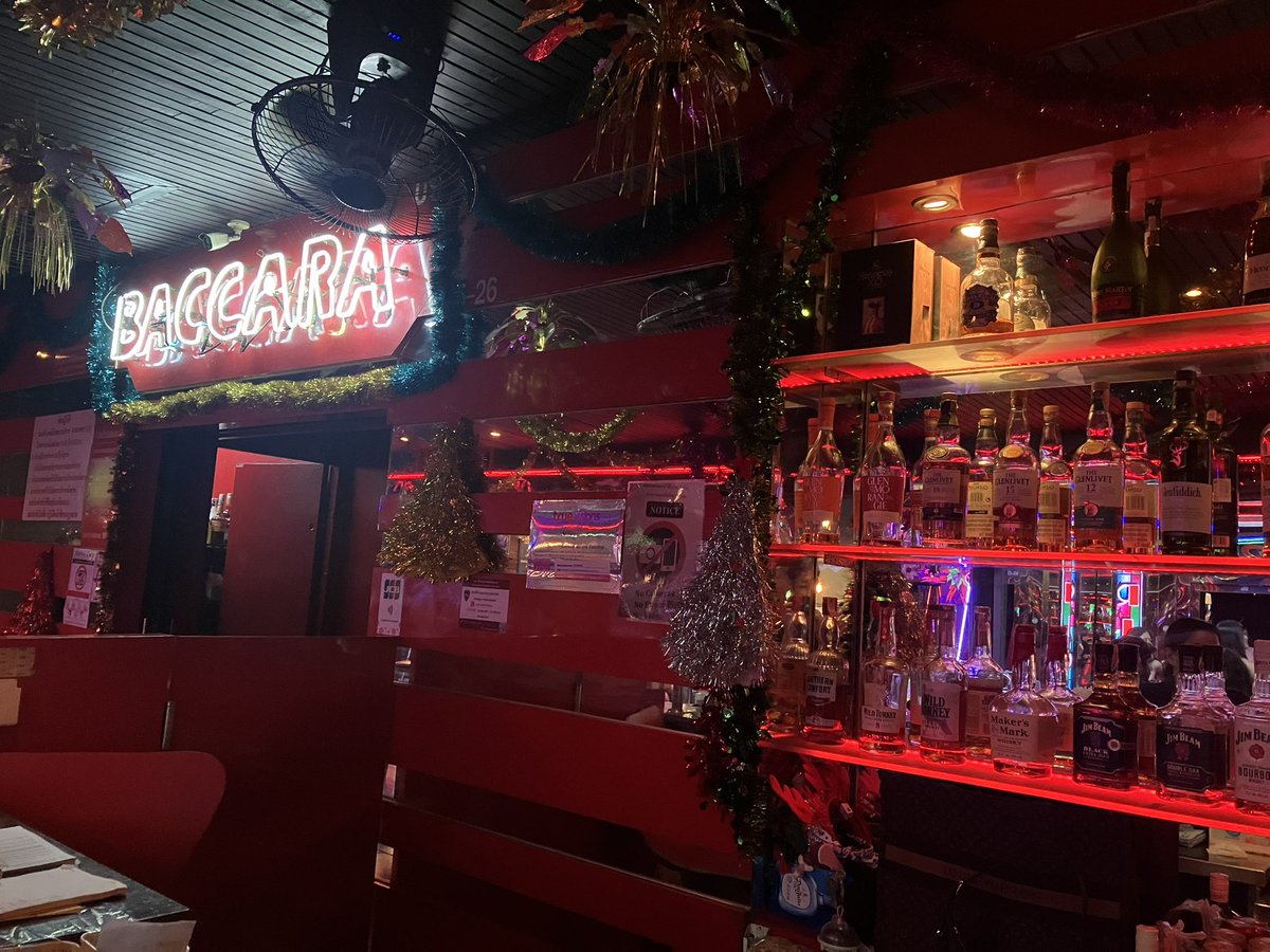 Baccaraでたまたま隣にいたレシートの束が分厚い自称カリフォルニア出身のアメリカ人にいつのまにかドリンク2杯ゴチになったからテキーラ4杯奢り返したなう@🇹🇭