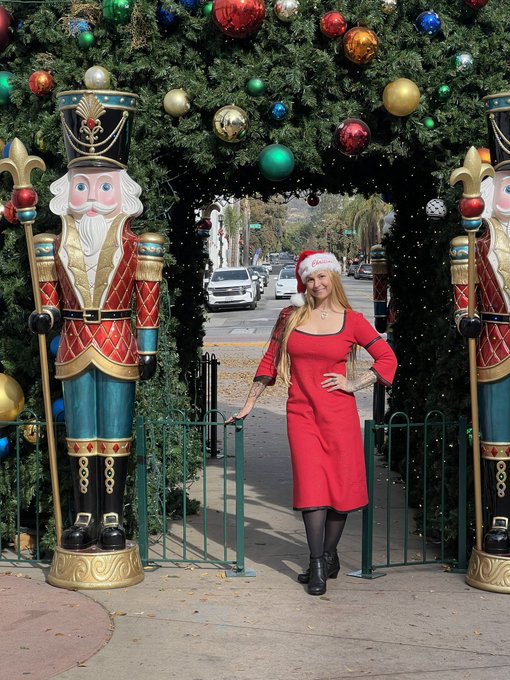 Watch Sarah Vandella's leaked NSFW photo on TwXstars