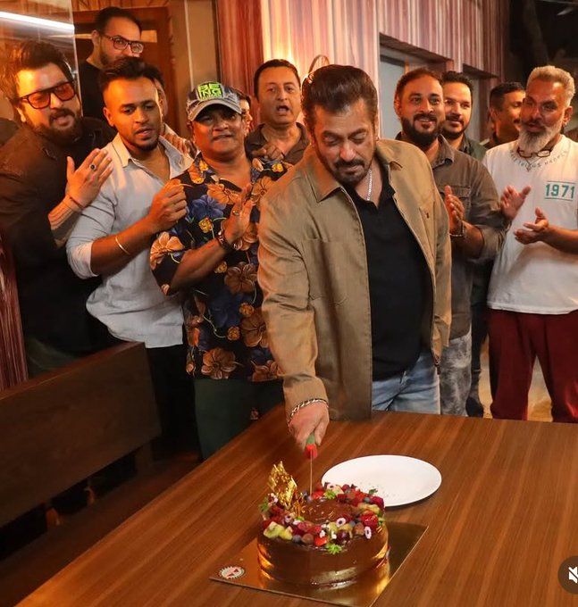 BajrangiVerse's tweet photo. Party Pics: Happy budday Megastar #SalmanKhan #HappyBirthdaySalmanKhan https://t.co/YrGR8D1tzv