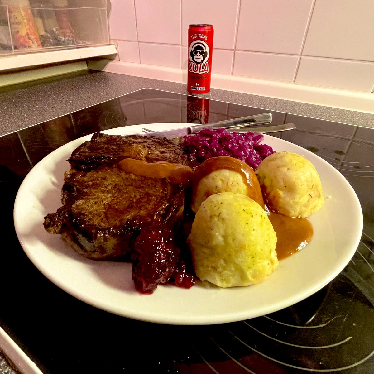 JayGuevara82's tweet photo. #Entrecote mit #Apfelrotkohl #SemmelKnödeln #Preisselbeeren und #Sauce
#Dinner #HelsKitchen #FoodPorn #ChristmasDinnerPorn #EntrecotePorn #BeefPorn #SaucePorn
(Part 1) https://t.co/cciYL3kbEO