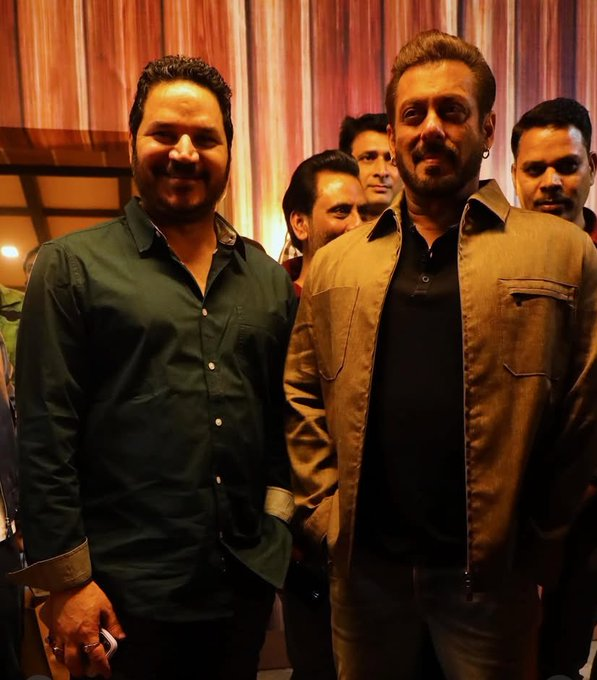 BajrangiVerse's tweet photo. Party Pics: Happy budday Megastar #SalmanKhan #HappyBirthdaySalmanKhan https://t.co/YrGR8D1tzv