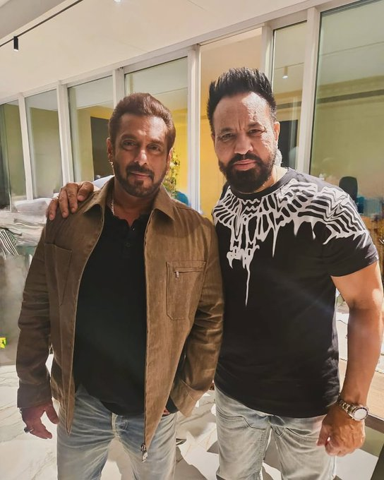 BajrangiVerse's tweet photo. Party Pics: Happy budday Megastar #SalmanKhan #HappyBirthdaySalmanKhan https://t.co/YrGR8D1tzv