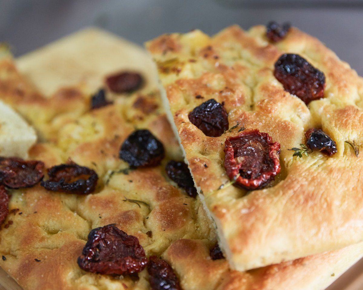 MercanteLondon's tweet photo. Did you know... 🔍 in some Italian areas, such as Rome, focaccia is a style of pizza, also called pizza bianca 🇮🇹 Served as a side dish or sandwich bread ✨

#mercantelondon #italianrestaurant #restaurant #lunchmayfair #dinner #restaurantlondon #discoverlondon https://t.co/CrXl3S0IGj