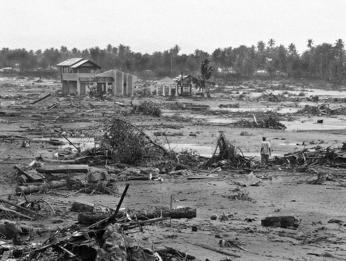 fmagad's tweet photo. Hoy hace 20 años que viajamos hasta #BandaAceh, la zona zero , tal vez,  de la mayor catástrofe natural del siglo. 
Almudena Ariza, Andrés Rojano y yo, lo contamos desde allí.
La imagen de desolación más impactante que he captado en más de 40 años como reportero con tve. https://t.co/tszm2OB631