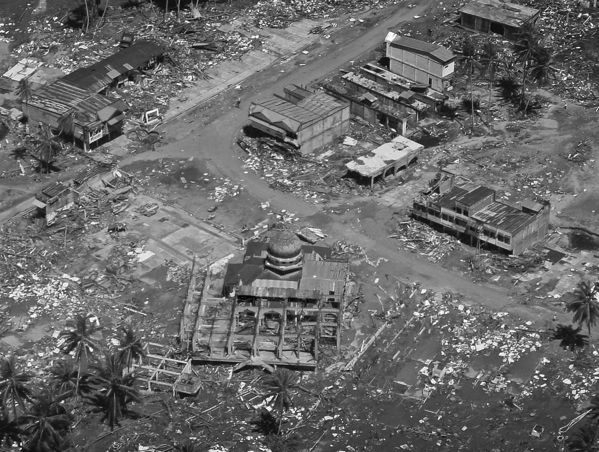 fmagad's tweet photo. Hoy hace 20 años que viajamos hasta #BandaAceh, la zona zero , tal vez,  de la mayor catástrofe natural del siglo. 
Almudena Ariza, Andrés Rojano y yo, lo contamos desde allí.
La imagen de desolación más impactante que he captado en más de 40 años como reportero con tve. https://t.co/tszm2OB631