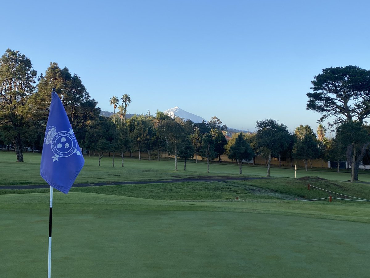 golfencanarias's tweet photo. El Teide completamente nevado desde el green del hoyo 1 del @RCGTenerife Real Club de Golf de Tenerife. Foto https://t.co/r0r1D7lIep @webtenerife @CabildoTenerife @Tenerife_Ocio @DXTenerife @tenerifegolf https://t.co/eXefXYlPEa