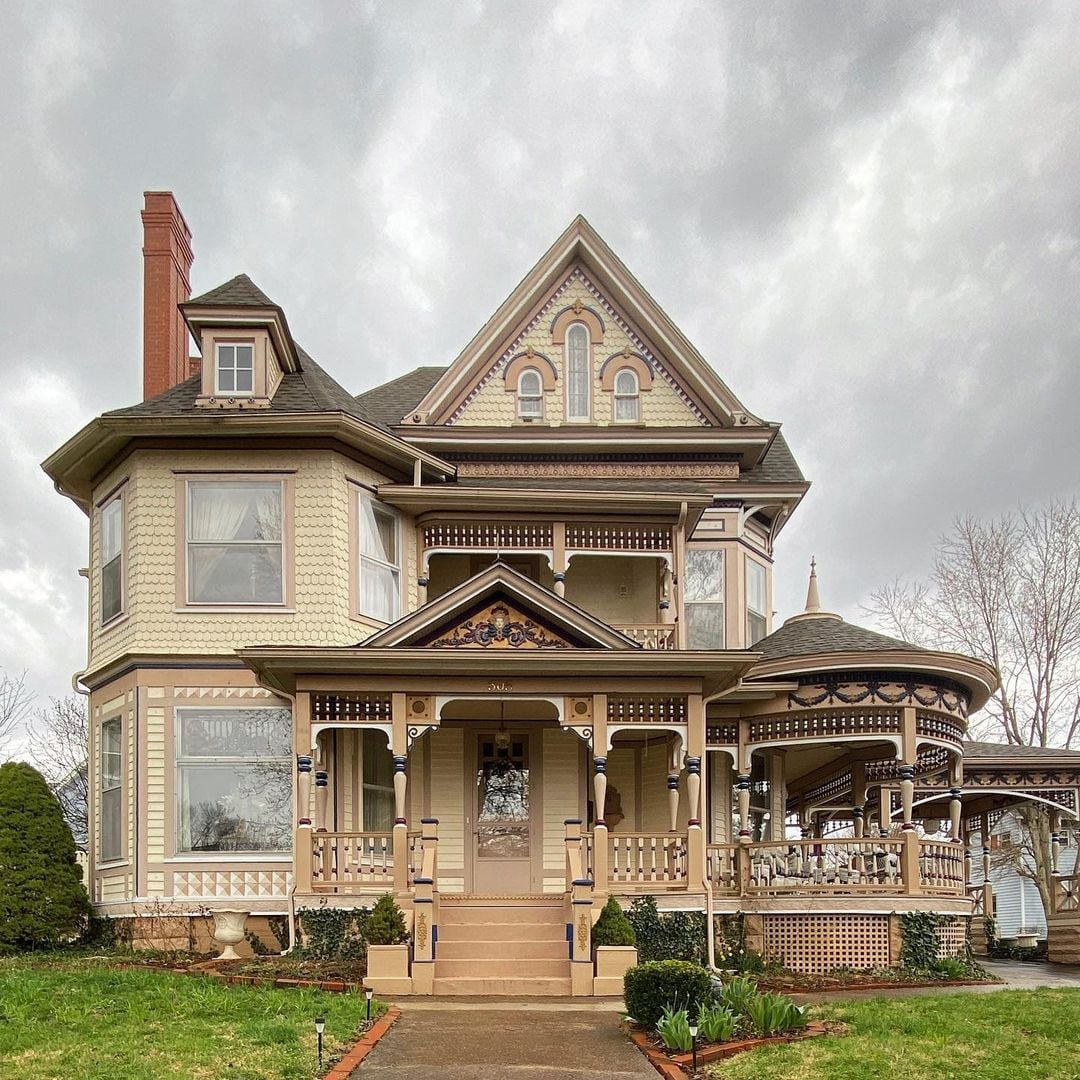 Porch envy in Salem, Indiana 🇺🇸! What's your favourite part of this house? • 📸 thatkentuckygrl