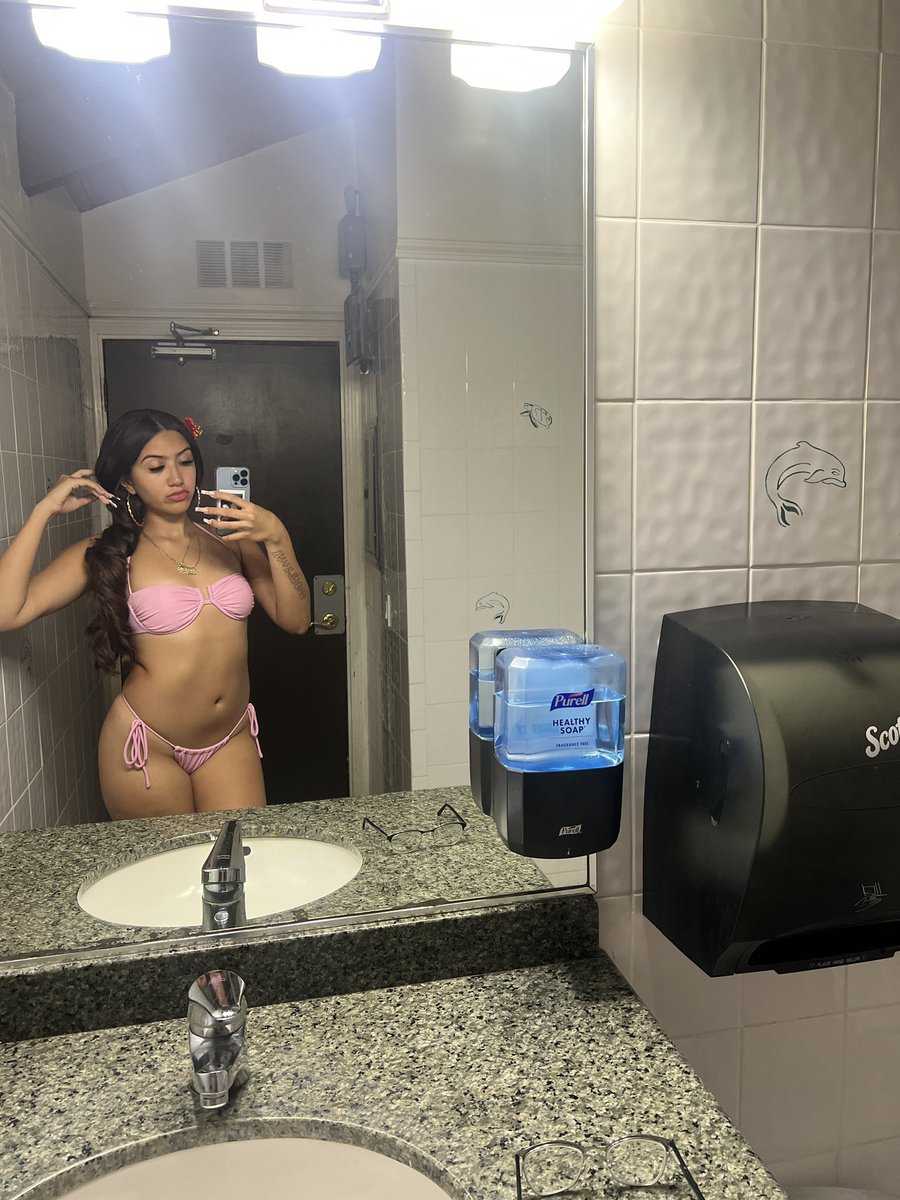 destoosmiiley's tweet photo. vacation in hawaii 2025? i think yes🫣😍 https://t.co/v68DSRbnm3