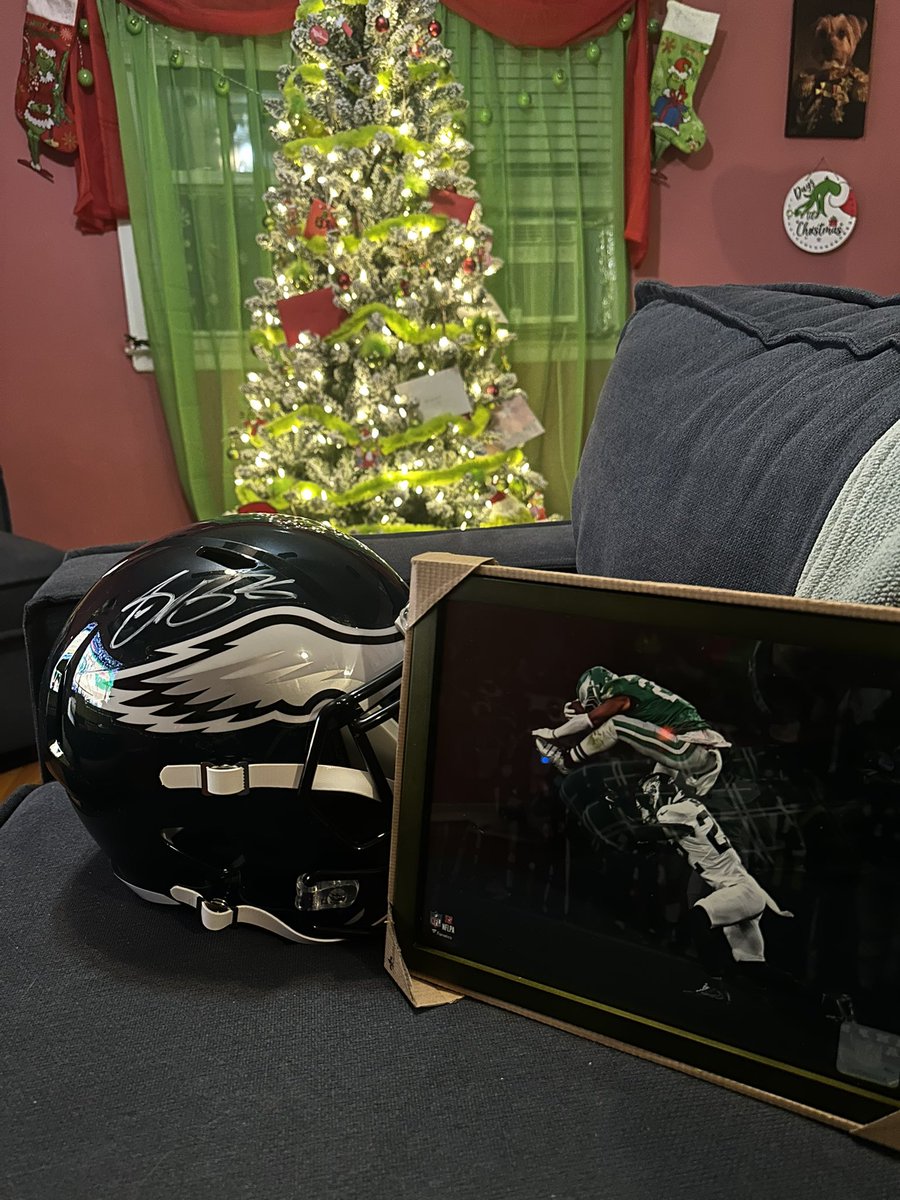 RSVD__'s tweet photo. @Eagles @saquon autograph what more can I ask for, see ya Sunday https://t.co/12hQ60VjWI