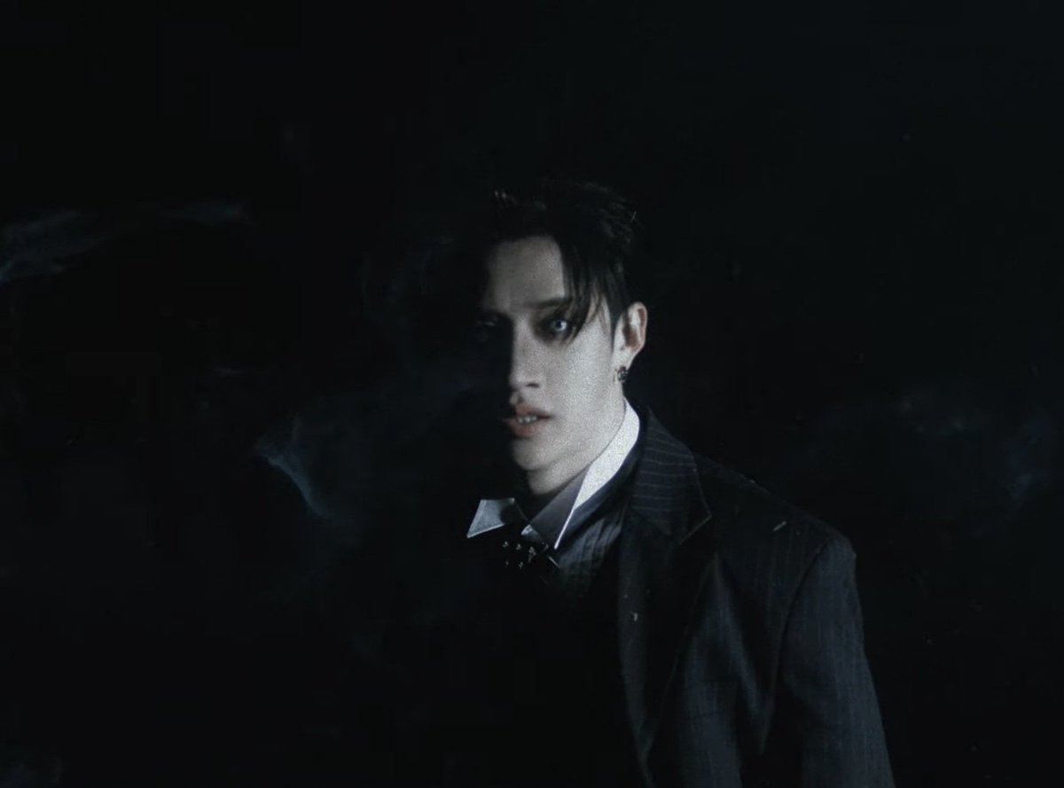 strwbrrpunch's tweet photo. things (and a theory) you might have missed in the 'railway' mv - a thread 🧵 https://t.co/YtdOoSXcPW