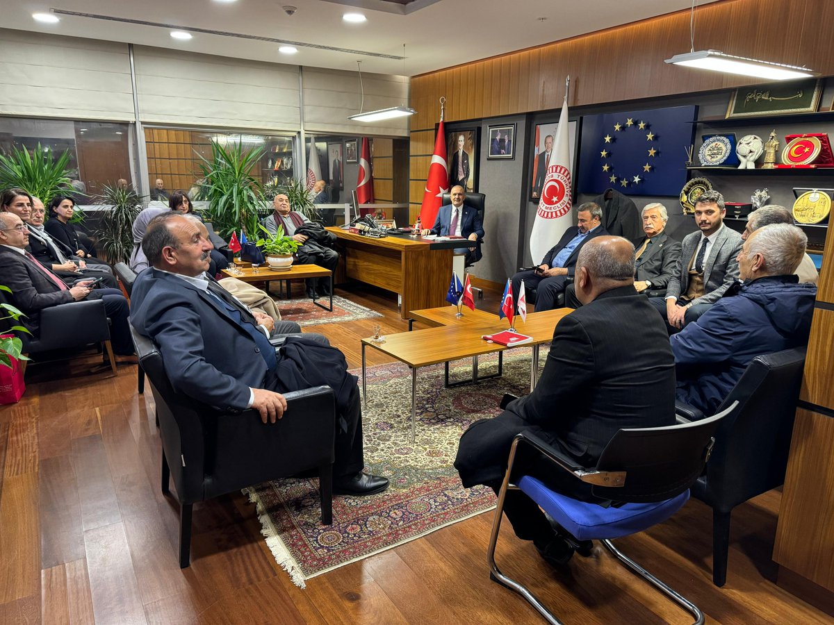 Burhan_Kayaturk's tweet photo. 📍TBMM

2024 meclis çalışmalarımızı bitirdik.

Her zaman olduğu gibi son gün de ziyaretimize gelen misafirlerimizi Gazi Meclisimizde ağırladık.

Seçmenlerimizin talep ve beklentilerini dinledik, gerekli notlarımızı aldık.

Hoş sohbetleri, nazik ziyaretleri için kendilerine teşekkür ediyorum.