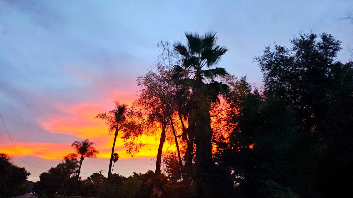 Otalia69's tweet photo. @stwinter84 @Angie_Harmon @DocGiani @crysabatino @JessicaLeccia @mikesabo625 @sashaalexander @ITGirlsStoop @OpenBook_Prod @PerfectFeatFilm @anothercc @venicetheseries #HappyThursday, a tad late w/ my #sunriseseries taken this morning in #Ojai...π #ThankfulThursday #sunrise #CAwx https://t.co/t19QjBDSqf
