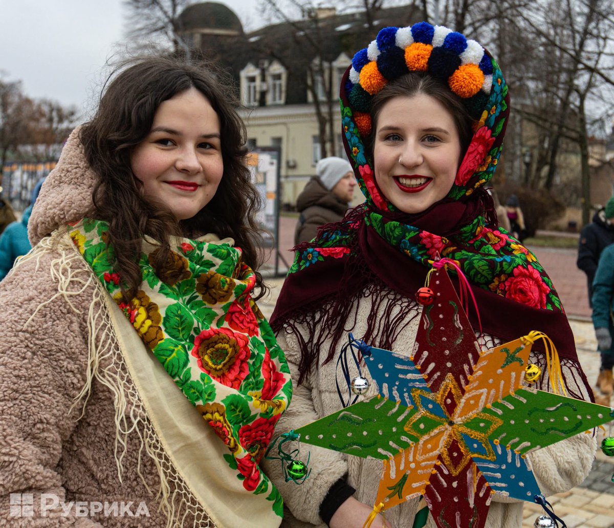avalaina's tweet photo. Christmas procession in Kyiv. After just several hours since Russia launched about 70 missiles and 100 strike drones against Ukraine right on Christmas morning. 

What do you know about resilience? ✨

📷 Nick Tymchenko https://t.co/VNNohEQ7oJ