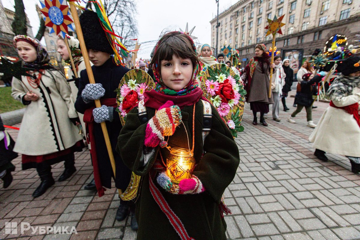 avalaina's tweet photo. Christmas procession in Kyiv. After just several hours since Russia launched about 70 missiles and 100 strike drones against Ukraine right on Christmas morning. 

What do you know about resilience? ✨

📷 Nick Tymchenko https://t.co/VNNohEQ7oJ