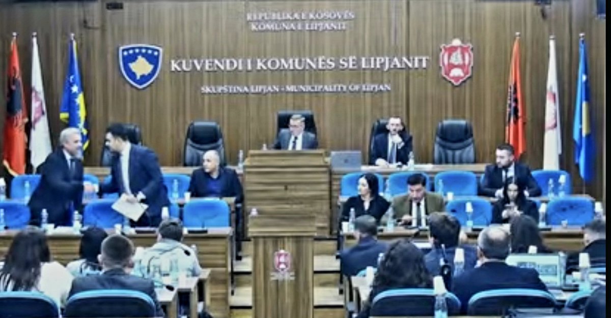 Ve günlerden TÜRKÇE 🇹🇷🇽🇰 
TÜRKÇE yine resmileşti. Bugün KDTP Milletvekili olarak Türkçenin resmileşmesi için Ekim ayında  yaptığım başvurum oylamayla mühürlendi.  Lipyan Belediyesi Meclisi oy birliğiyle Türk Dilini Resmi Kullanmda Dil Olarak oyladı.
Büyük bir gurur...