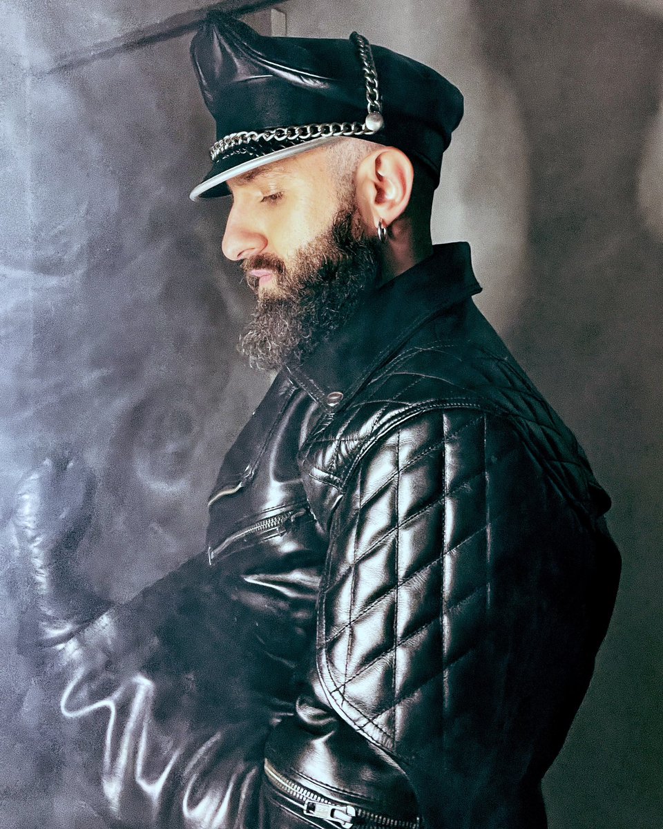 mr_lehis's tweet photo. It’s Christmas time, there’s no need to be not geared up
.
.
.
#leather #gayleather #gayleathermen https://t.co/5E0ODy7RjZ