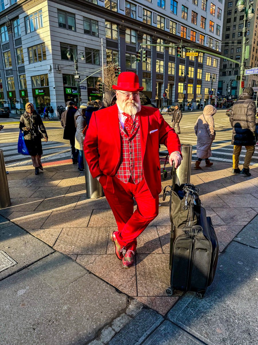 TheBigSartorial's tweet photo. Miracle He Wasn’t Mugged On 34th Street
_
Tie: Italo Ferretti
Socks: Dapper Classics
Shoes: Allen Edmonds
_
#suitup #sartorial #dapper #bespoke #suit #bigguys #christmas #christmassuit #christmasfashion https://t.co/vYsYcdehCH