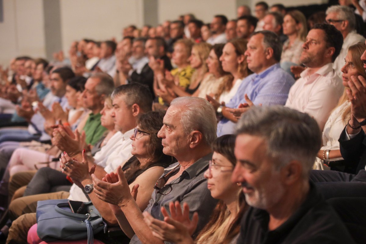 gobdecordoba's tweet photo. ¡Más #Salud para los cordobeses!

👩‍⚕️ En este 2024 incrementamos un 231% interanual los fondos destinados a los hospitales, un compromiso con el fortalecimiento del sistema sanitario público.🏥

📌 Se trata de un alza que triplica lo erogado el año pasado, permitiendo a los hospitales afrontar gastos y urgencias de manera más efectiva. 

El refuerzo presupuestario se solventó con el incremento en la facturación y la recaudación por recupero de gastos hospitalarios, es decir la facturación que se realizó a las obras sociales por los pacientes atendidos en el ámbito público. ✅

🗣️El gobernador @MartinLlaryora  destacó a los directores de los hospitales públicos provinciales el trabajo realizado durante el 2024: “Ustedes están cambiando este paradigma, están mejorando la eficiencia y la gente también se los agradece”.

El dato más relevante, en cuanto a la mejora en la atención, fue el incremento promedio del 35% de la atención en los centros de salud provinciales, tanto de las hospitalizaciones y turnos otorgados, como de la cantidad de cirugías, de atención por guardia, y de estudios como laboratorios o diagnóstico por imágenes.

Conocé todos los datos y el balance positivo en la nota👉 https://t.co/PG3lHIvAsG

#SeguimosHaciendo #CórdobaNoPara
#SaludCba