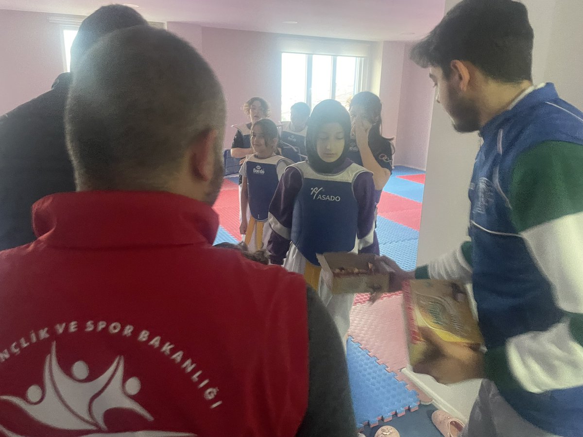 alapligm's tweet photo. Gönüllü gençlik liderimiz ve gönüllü gençlerimiz, Alaplı Gençlik Merkezimizdeki gençlerimize çikolata ikramlarında bulundular.
#GSBGM https://t.co/dOd2qfvSP9