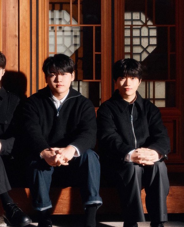 봇듀오 둘이 참 인물낫네요 
야!너희자랑하게롤파키복도에5분동안서잇어!