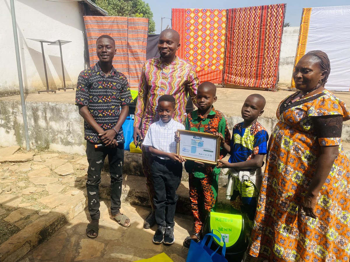 🎄 Noël au Vert 2024 🌿
41 élèves de 4 écoles ont présenté théâtres et poèmes sur “Les enfants et la biodiversité” à CEJECO, sous l’œil d’un jury expert

🏆  les résultats 
🥇 Les Lapereaux
🥈 Tout est Grâce
🥉 EPP Kantaborifa

Merci à tous les partenaires
#NoëlAuVert #Green4Kids