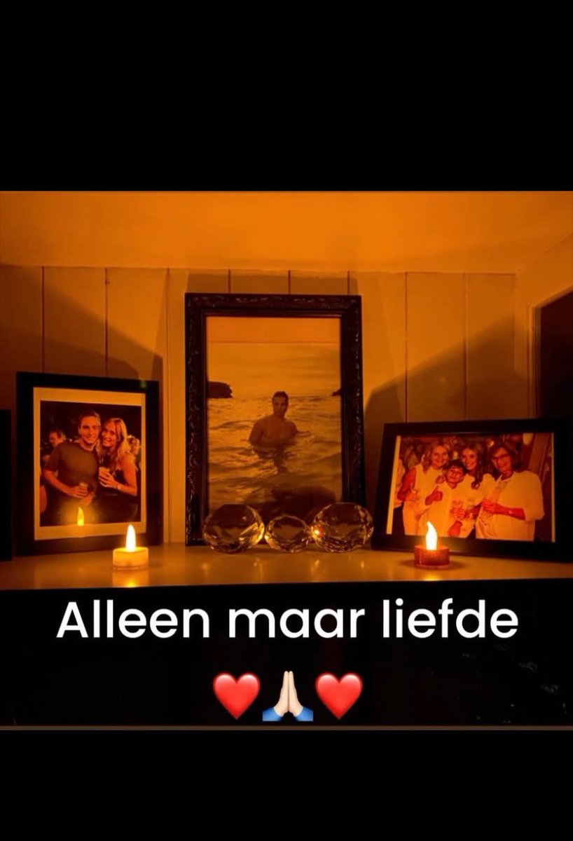vandijk_pauline's tweet photo. 🎄✨
Eerste Kerstdag
🎄✨
#circusroyal 
#dochters #kleinzoon #schoonzoon 
#spelletjes #thirtyseconds 
#kerstboom #kadootjes 
#diner #hautecuisine 
#alleenmaarliefde ❤️🙏🏻🎄✨ https://t.co/VG7Hz9zxBZ