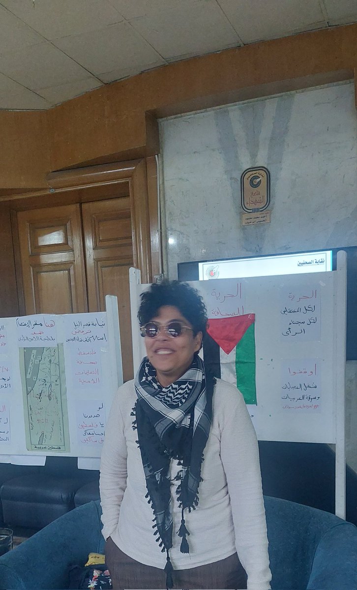 #الصحفية_رشا_عزب 
<a href="/RashaPress/">رشا عزب</a>
تقدمت هيئة الدفاع اليوم للمستشار محام عام وسط القاهرة بشكواها من عدم تحقيق بلاغاتها القضائية بواقعتي سرقة سيارتها وملاحقتها بالمراقبة وتهديد سلامتها وأمنها الشخصي وننتظر الرد والقرار يوم الثلاثاء القادم .
#متضامن