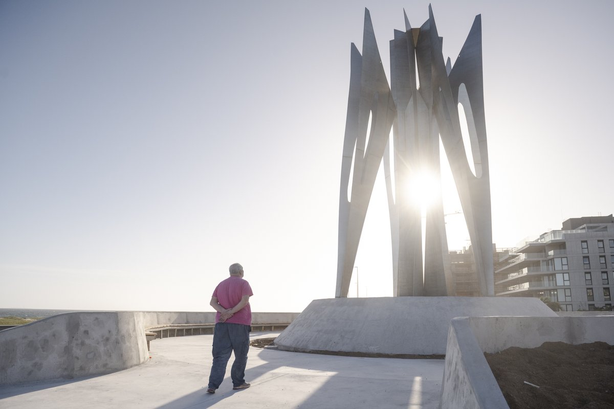 fpatchugarry's tweet photo. Mariposa de la Vida llegó a Uruguay. La monumental escultura de Pablo Atchugarry, homenaje a su hermano Alejandro, ya está instalada. Compartimos imágenes de la obra terminada, su entorno y parte del proceso. Agradecimientos a todos los que hicieron posible este proyecto. https://t.co/EhBYDnAzTD
