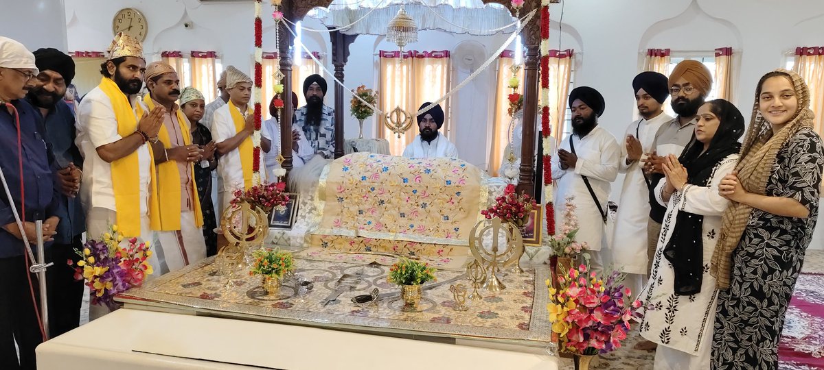 CR PraphulKrishnan ๐ฎ๐ณ (Modiyude Kudumbam) (@praphulofficial) on Twitter photo On Veer Bal Diwas today, to honour the martyrdom of Sahibzadas, visited the Gurudwara in Thevara Cochin and had the opportunity to meet our brothers and sisters of the Sikh community... <a href="/BJP4Keralam/">BJP KERALAM</a> <a href="/tarunchughbjp/">Tarun Chugh</a> <a href="/VanathiBJP/">Vanathi Srinivasan</a> <a href="/surendranbjp/">K Surendran</a> <a href="/blsanthosh/">B L Santhosh</a> On Veer Bal Diwas today, to honour the martyrdom of Sahibzadas, visited the Gurudwara in Thevara Cochin and had the opportunity to meet our brothers and sisters of the Sikh community... <a href="/BJP4Keralam/">BJP KERALAM</a> <a href="/tarunchughbjp/">Tarun Chugh</a> <a href="/VanathiBJP/">Vanathi Srinivasan</a> <a href="/surendranbjp/">K Surendran</a> <a href="/blsanthosh/">B L Santhosh</a>