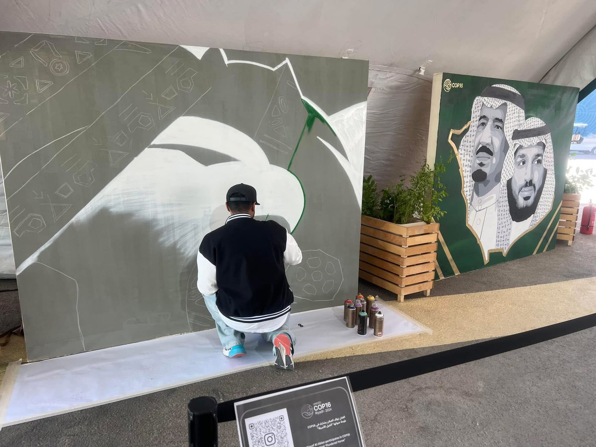 Petit souvenir de la #Cop16Riyadh avec le Calligraphe Turque Yildirim Bayazit Yaylak (images 1 et 2)

A la #COP16Riyadh, une place de choix a été donnée à l’art comme tremplin pour la sensibilisation contre les fléaux de la désertification. Ainsi, des artistes-peintres, des