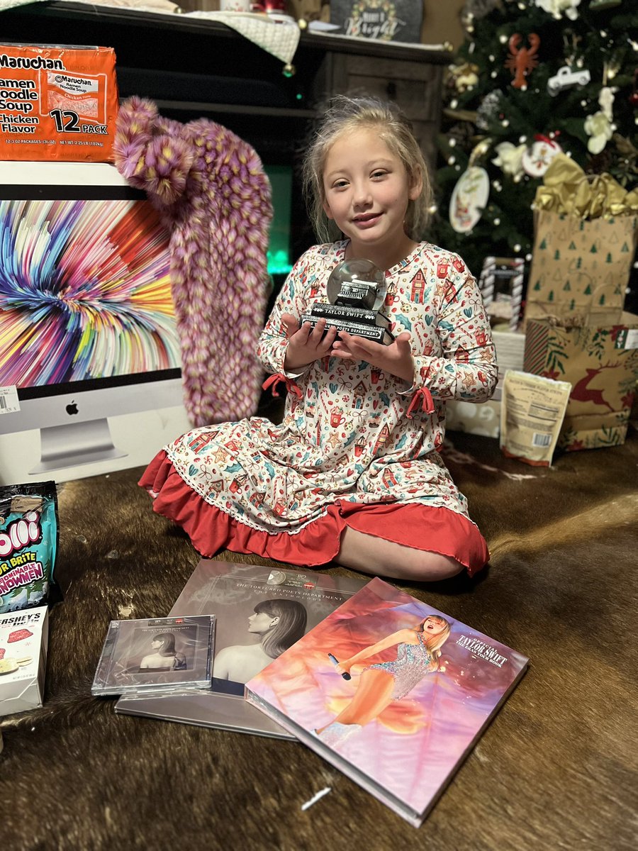MiniSwiftieEve's tweet photo. @taylornation13 @taylorswift13 I sure did! It was a wonderful #Swiftmas https://t.co/Xt9YS5QuJS