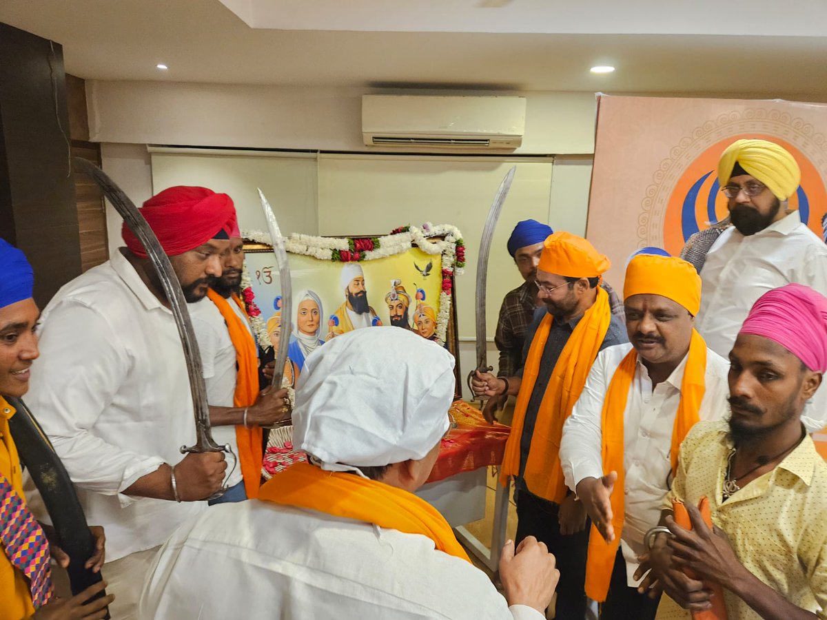 vickymannnn's tweet photo. Today on Veer Baal Divas, we remember the unparalleled bravery and sacrifice of the Sahibzadas. At a young age , they stood firm in their faith and principles, inspiring generations with their Courage. Their Sacrifice is a shining example of valour and a commitment to one's value https://t.co/VBqNF0jKfM