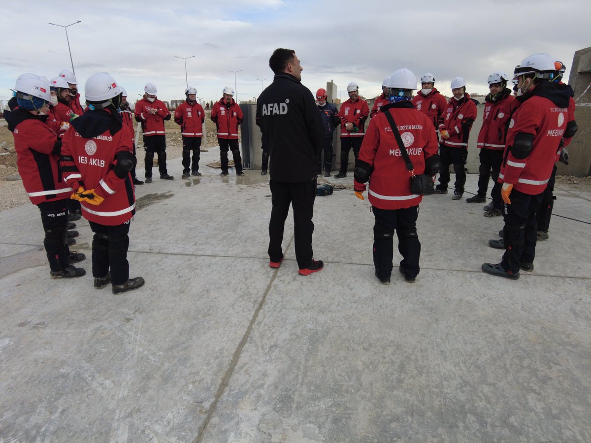 afad_karaman's tweet photo. İl Müdürümüz Cengiz ÇAVUŞ, depremde arama kurtarma parkurunda Eğitmenlerimiz tarafından eğitim alan MEB AKUB ekibini ziyaret etti,
@afadbaskanlik @karamanvaliligi @memkaraman
#Eğitim #AKUB #parkur #deprem https://t.co/f1pmCpR3lW