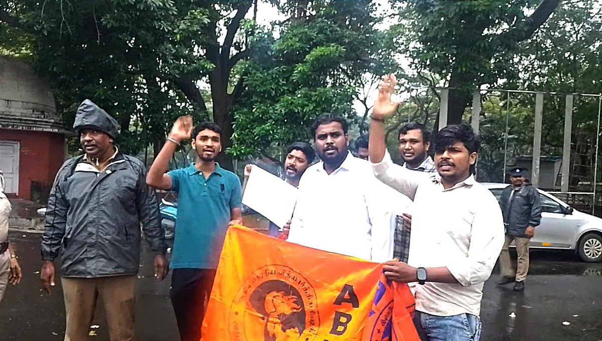 shravanbraj's tweet photo. Karyakarthas of @ABVPVoice Tamilnadu organised state wide protest condemning the horrific sexual assault of a Girl Student at Anna University by the DMK affiliated individuals and politics on the suicide by girl student by MK Stalin Led Govt
#ShameOnYouStalin
#DMKProtectsRapists https://t.co/fwGQumRRce