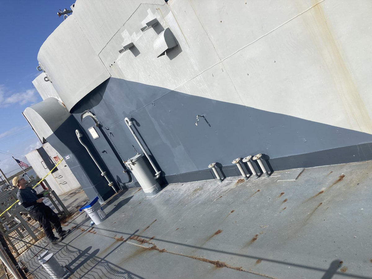 galvnavalmuseum's tweet photo. Our team is hard at work finishing the starboard side and painting the ship in authentic WWII camouflage! โ
#RestorationInProgress #galvestontx #houstontx #usnavy #wwiihistory #museum #onthisday #texas #historybuff #historylover #galveston #nrotc #texashistory #ussstewart https://t.co/XDjgVzDQal