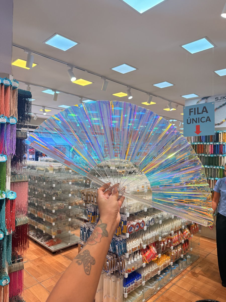 carlinha's tweet photo. saara já tá se preparando pro show da Gaga https://t.co/vijNpd1PuX