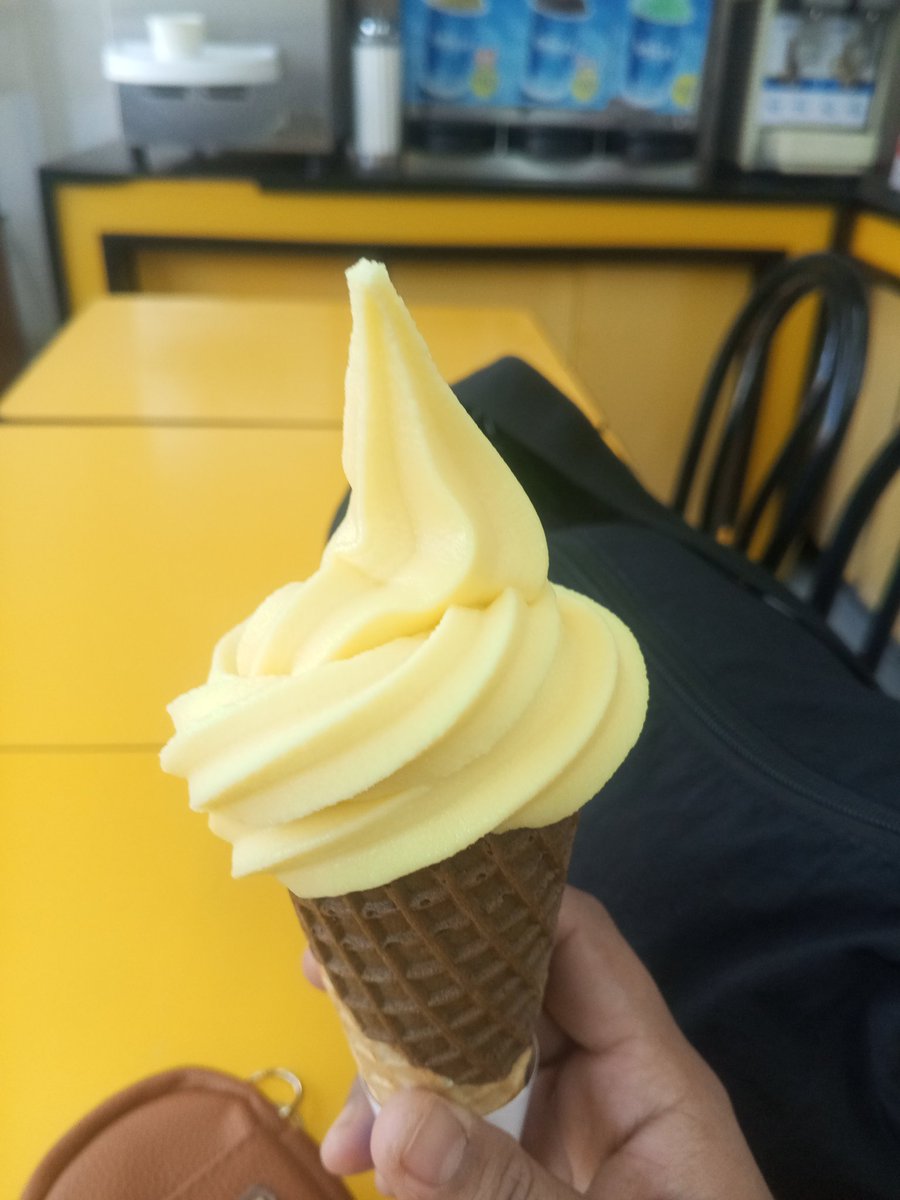 shyenerlan's tweet photo. calamansi cheesecake icecream - meh, like tf why do they invented this flavor https://t.co/MvZxATWxsR