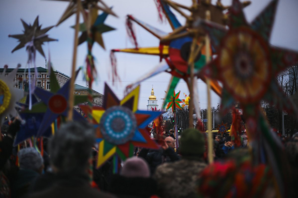 ukrainer_en's tweet photo. A Christmas procession of stargazers took place in the centre of Kyiv — a tradition of winter holidays in Ukraine.

📸 Herman Krieger https://t.co/gLPn20Cb0A