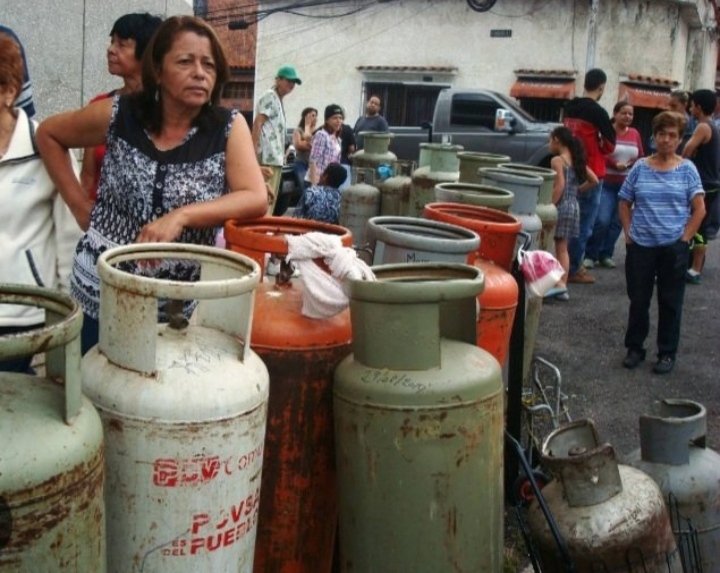 ejdecena's tweet photo. Recuerden que gracias a la  “revolución”,  “PDVSA  ahora es de todos”... De todos los cubanos, iraníes, chinos, rusos, etc... 
MENOS  de los venezolanos, que tienen que padecer a diario la  ESCASEZ  de  GAS  y  GASOLINA... https://t.co/ZpuDFe1nha
