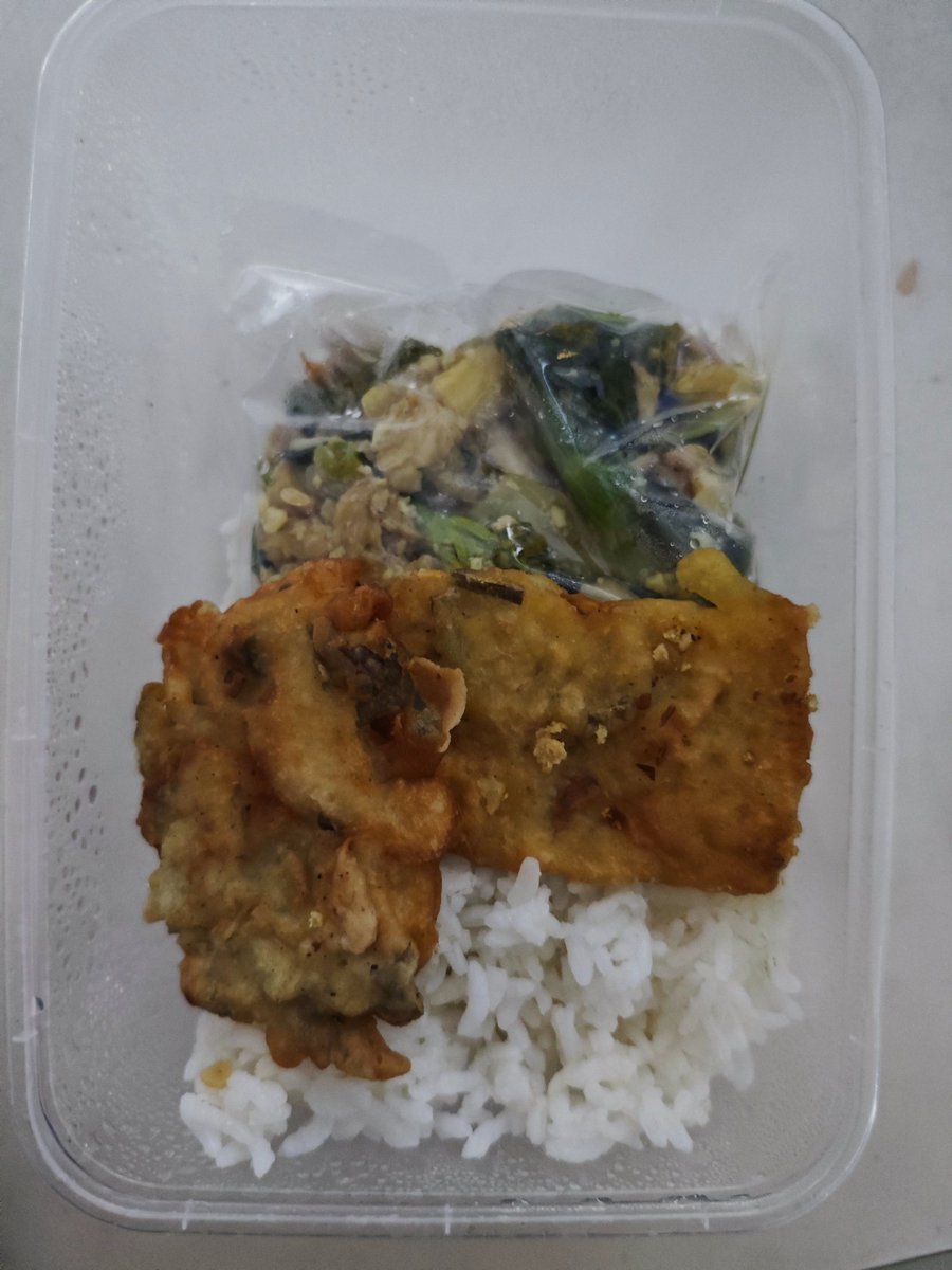 rzyfzyfzyf's tweet photo. #boxoflove is back. Episode akhir tahun setelah kondisi ibu membaik. Sederhana aja nih bekalnya : tumis tofu brokoli + tempe tepung + nasi buat pondasi shif malam 🥰 https://t.co/CDB1FGFDRx