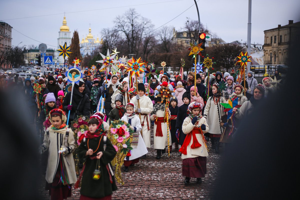ukrainer_en's tweet photo. A Christmas procession of stargazers took place in the centre of Kyiv — a tradition of winter holidays in Ukraine.

📸 Herman Krieger https://t.co/gLPn20Cb0A