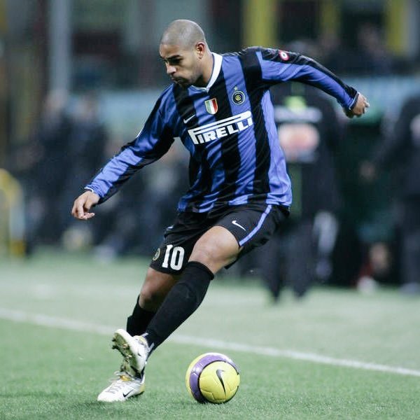 O futebol eterniza seus ídolos. Em alguns casos, a idolatria por um grande craque transcende o torcedor comum e impacta diretamente outros jogadores.

É o caso de Marcus Thuram, atual artilheiro da Série A pela Inter, que vê Adriano Imperador como seu grande ídolo no futebol:🧶⬇️