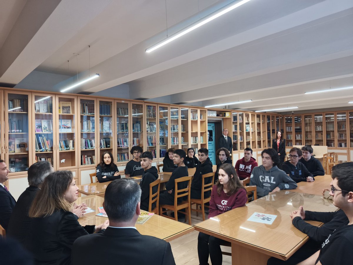 🔹İlçe Millî Eğitim Müdürümüz Muhammet Fatih Çepni, <a href="/cemberlitas_al/">Çemberlitaş Anadolu Lisesi</a> öğrenci meclis başkanımız ve sınıf başkanlarımızla bir araya gelerek eğitim öğretim faaliyetleri üzerine sohbet etti, öğrencilerimizin taleplerini dinledi ve karar verme süreçlerini birlikte değerlendirdiler.