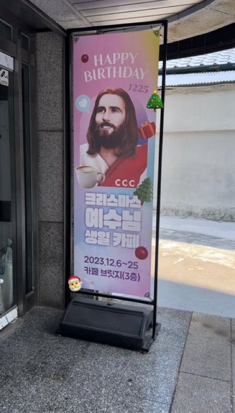npomvtt's tweet photo. O MAIOR CRISTÃO DO KPOP! Mark (NCT) sobre o Natal:

“Estou me sentindo bem, já que várias pessoas vieram a festa de aniversário do meu bias*! ”

*se referindo a Jesus Cristo https://t.co/KqgWoJCehm