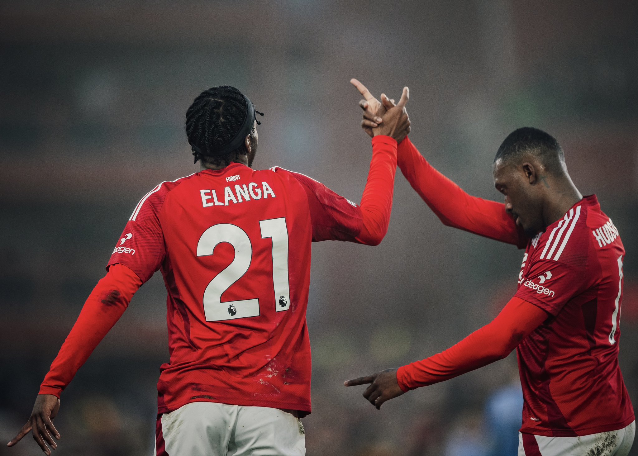 Elanga y Hudson-Odoi. Fuente: Nottingham Forest en "X".
